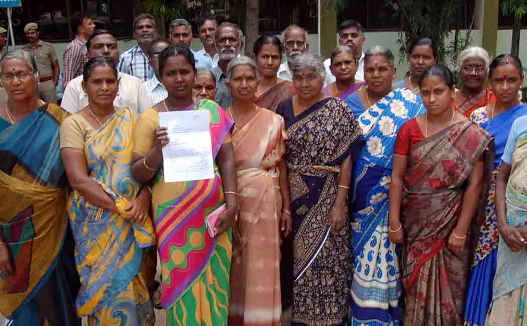 erode women gave petition to collector